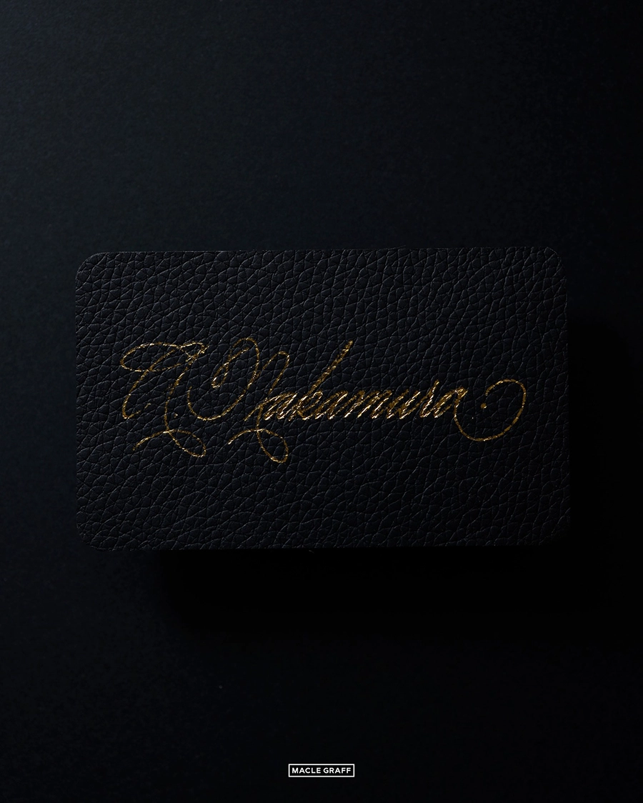 レザーカードにカリグラフィーにて箔押し